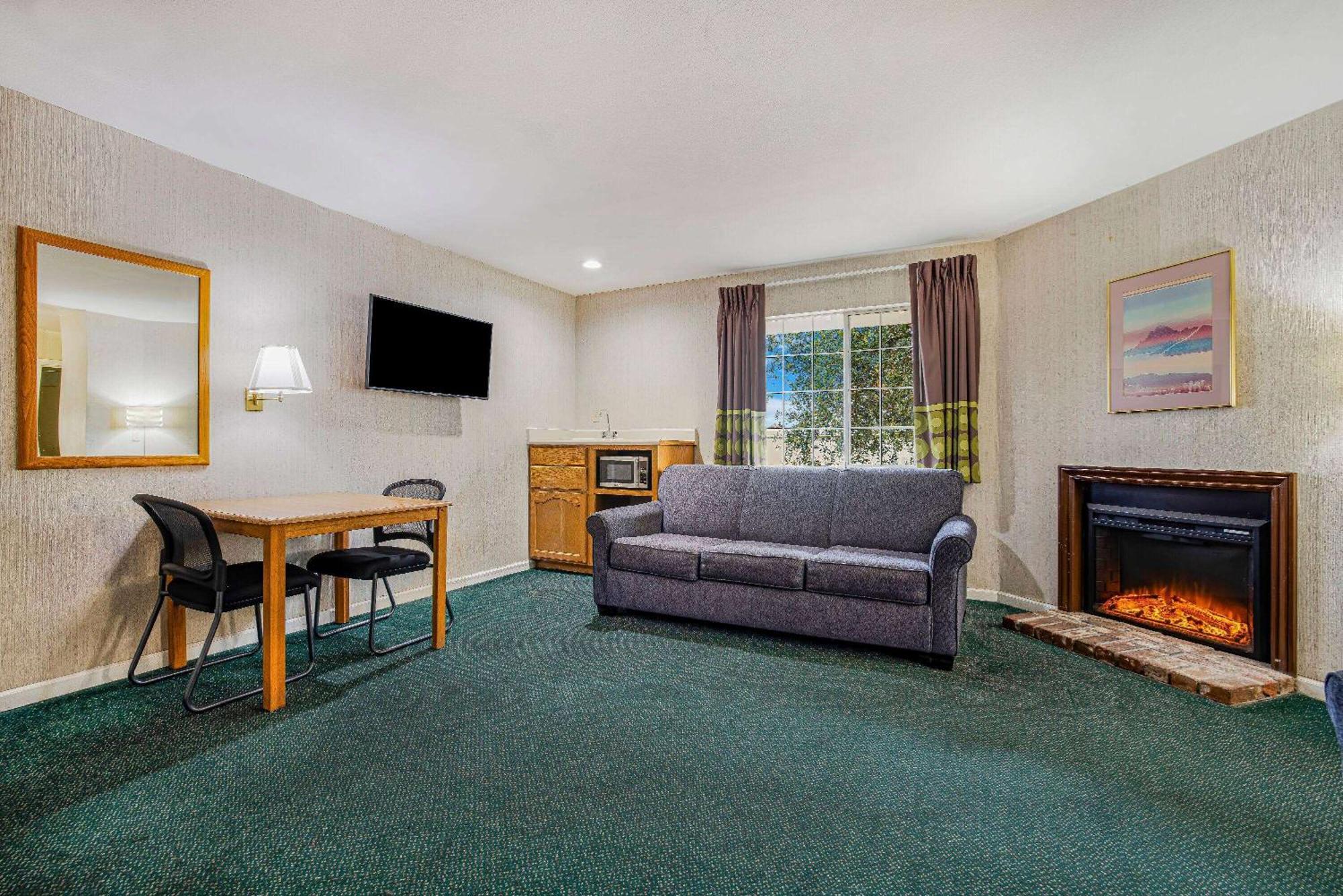 Hotel Super 8 By Wyndham Auburn Esterno foto