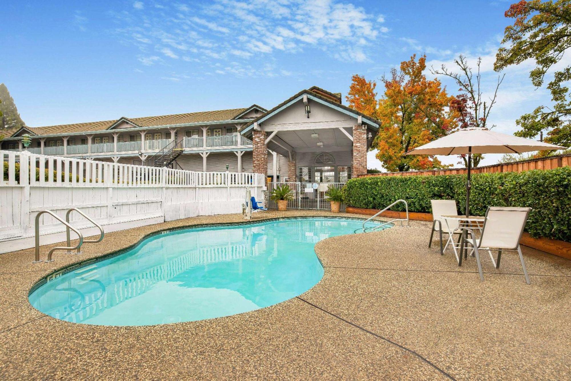 Hotel Super 8 By Wyndham Auburn Esterno foto